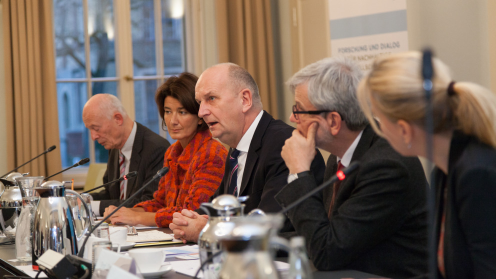 A discussion of Brandenburg’s energy and climate policy with (from left to right) Hans Joachim Schellnhuber (PIK), Patrizia Nanz (IASS), Dietmar Woidke, Governor of Brandenburg, Ortwin Renn (IASS), and Viola Gerlach (IASS, moderator).