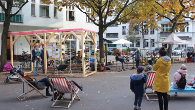 Real-word lab in Berlin: a temporary town square was created on Klausenerplatz in Charlottenburg in 2020.